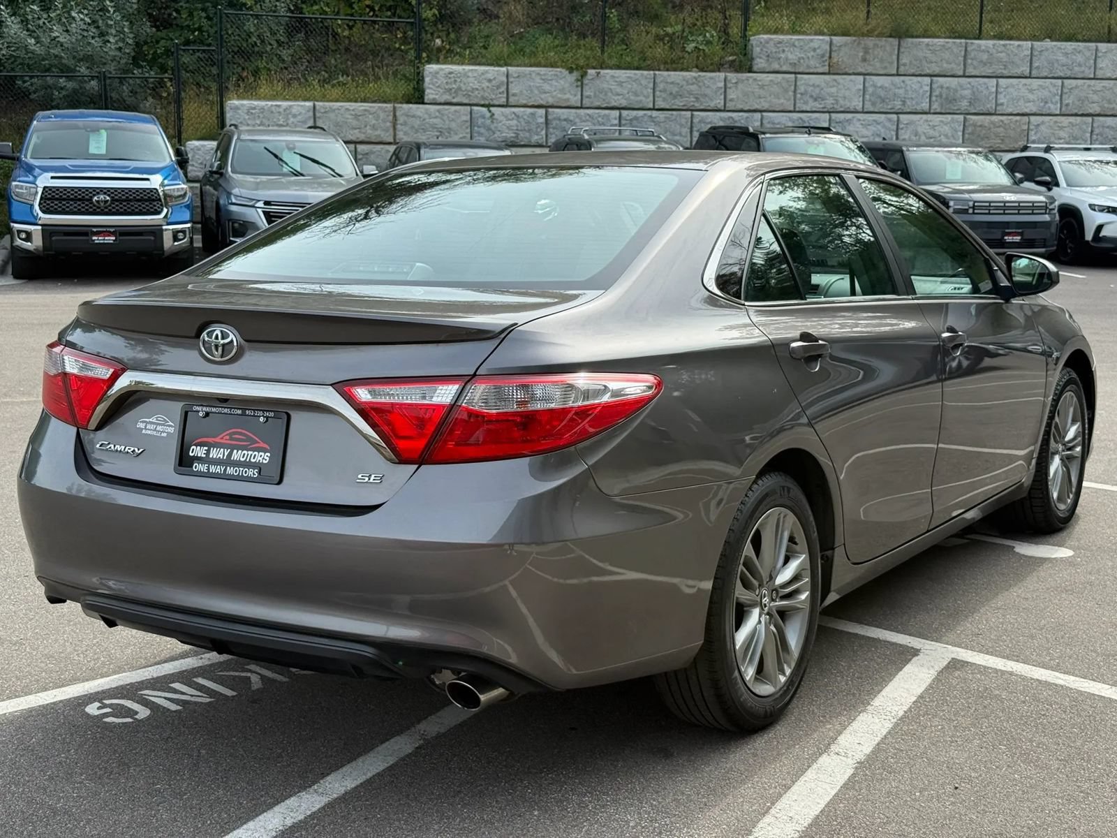 Used 2017 Toyota Camry SE w/ Moonroof Package FWD image 5