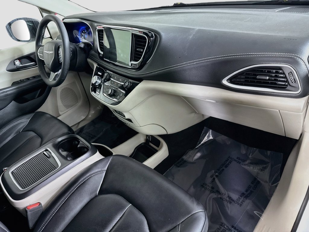 Used 2024 Chrysler Pacifica Touring-L AWD/4WD image 32