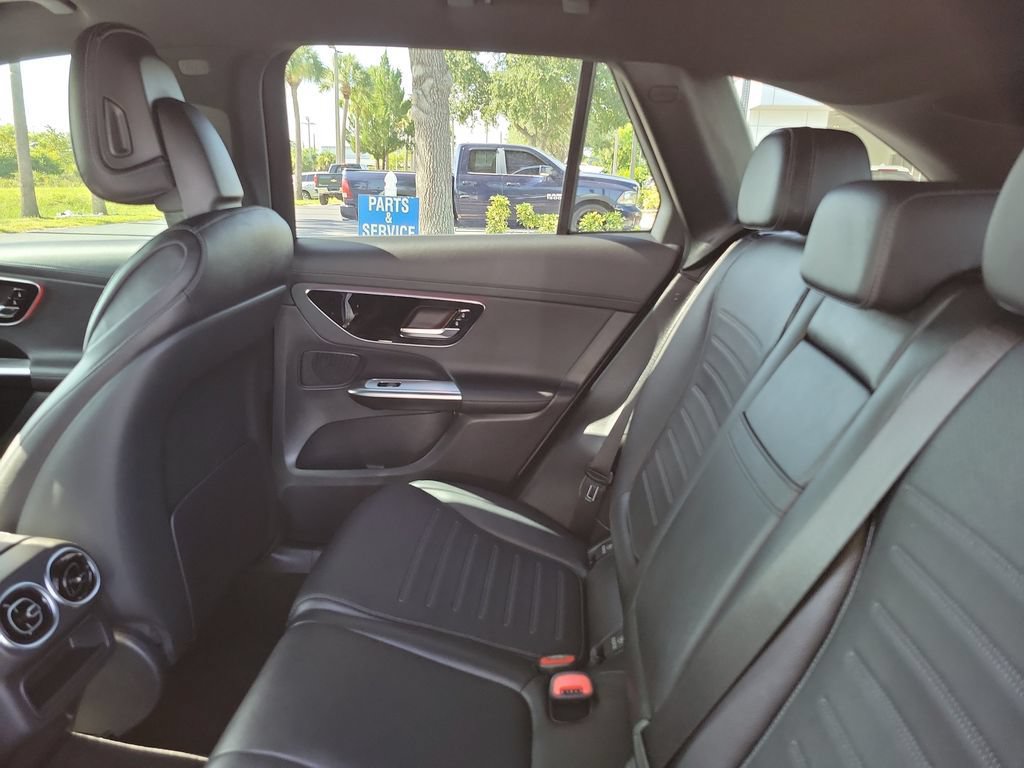 Used 2025 Mercedes-Benz GLC 300 4MATIC image 12
