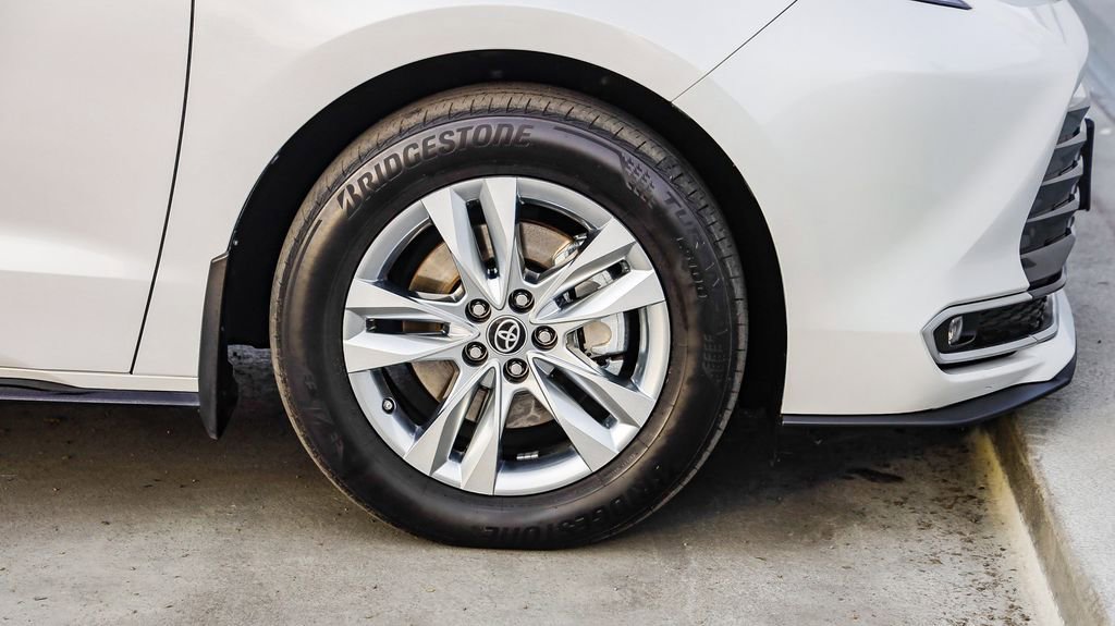 Used 2023 Toyota Sienna Limited image 10