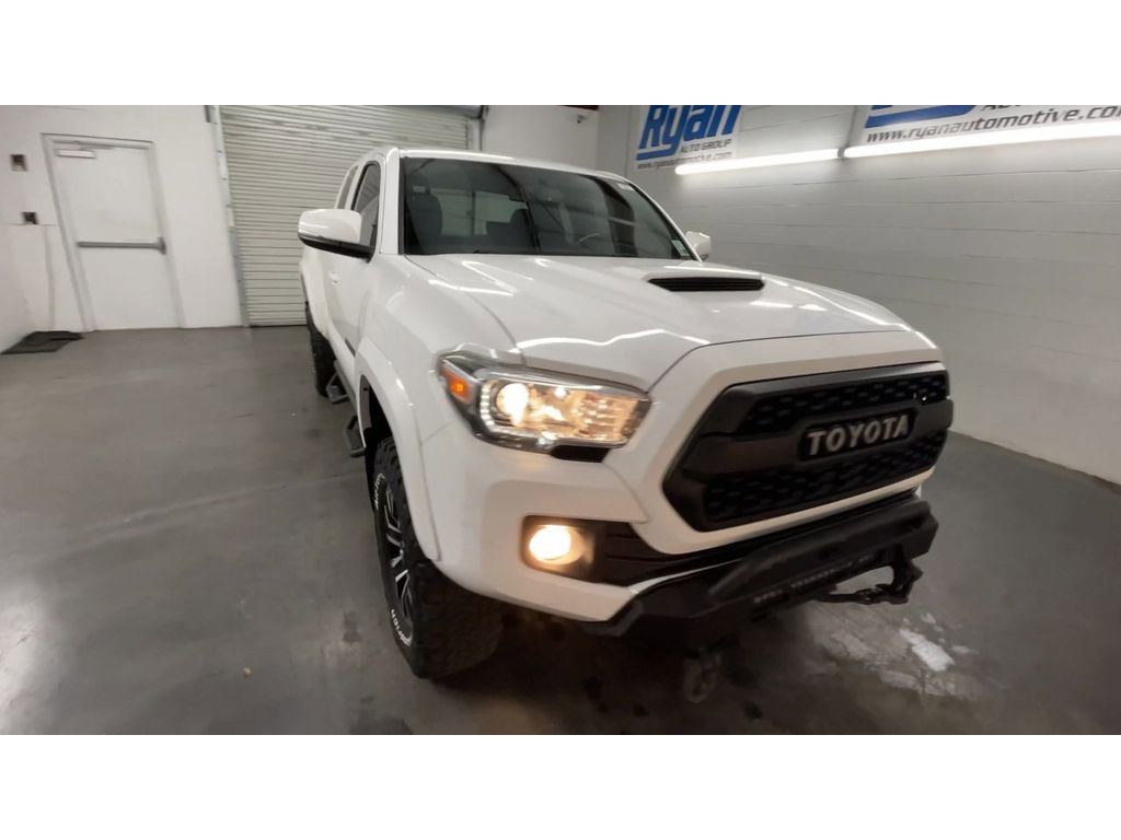 Used 2016 Toyota Tacoma TRD Sport image 3