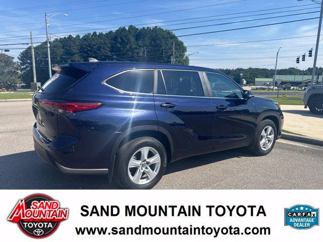 Used 2023 Toyota Highlander LE AWD/4WD image 3