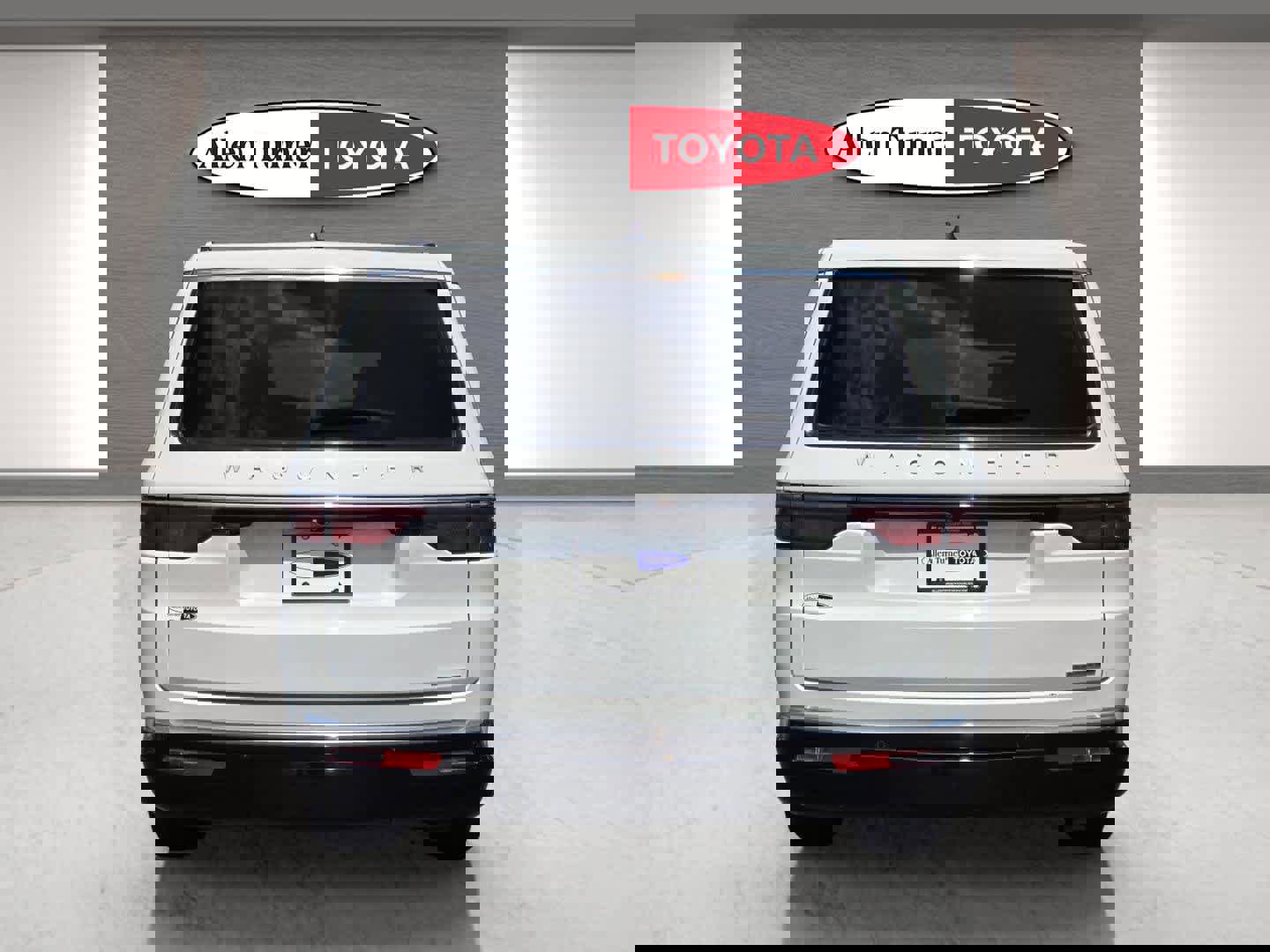 Used 2024 Jeep Wagoneer L Series II image 7