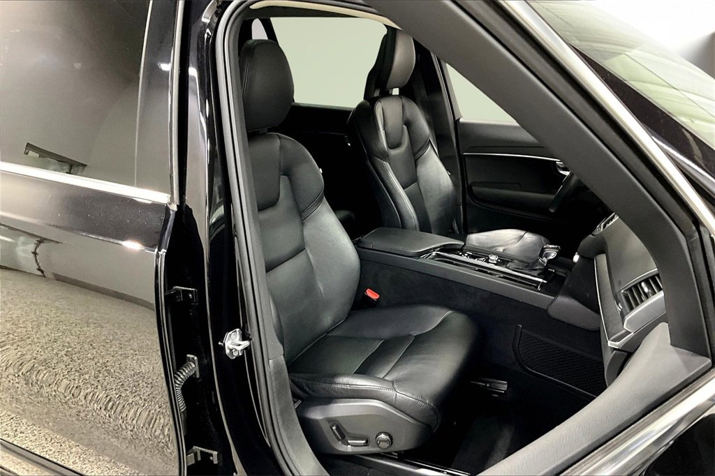 Used 2020 Volvo XC90 T6 Momentum image 30