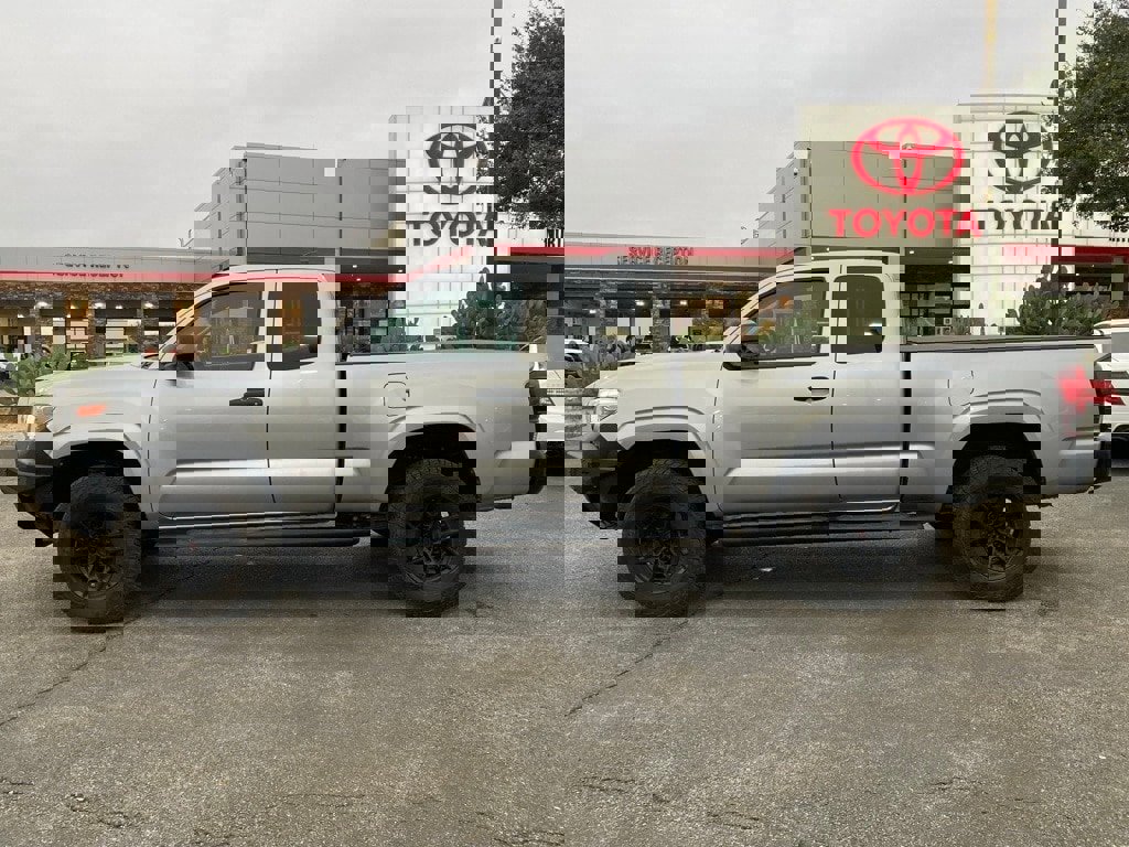 Used 2020 Toyota Tacoma SR image 8