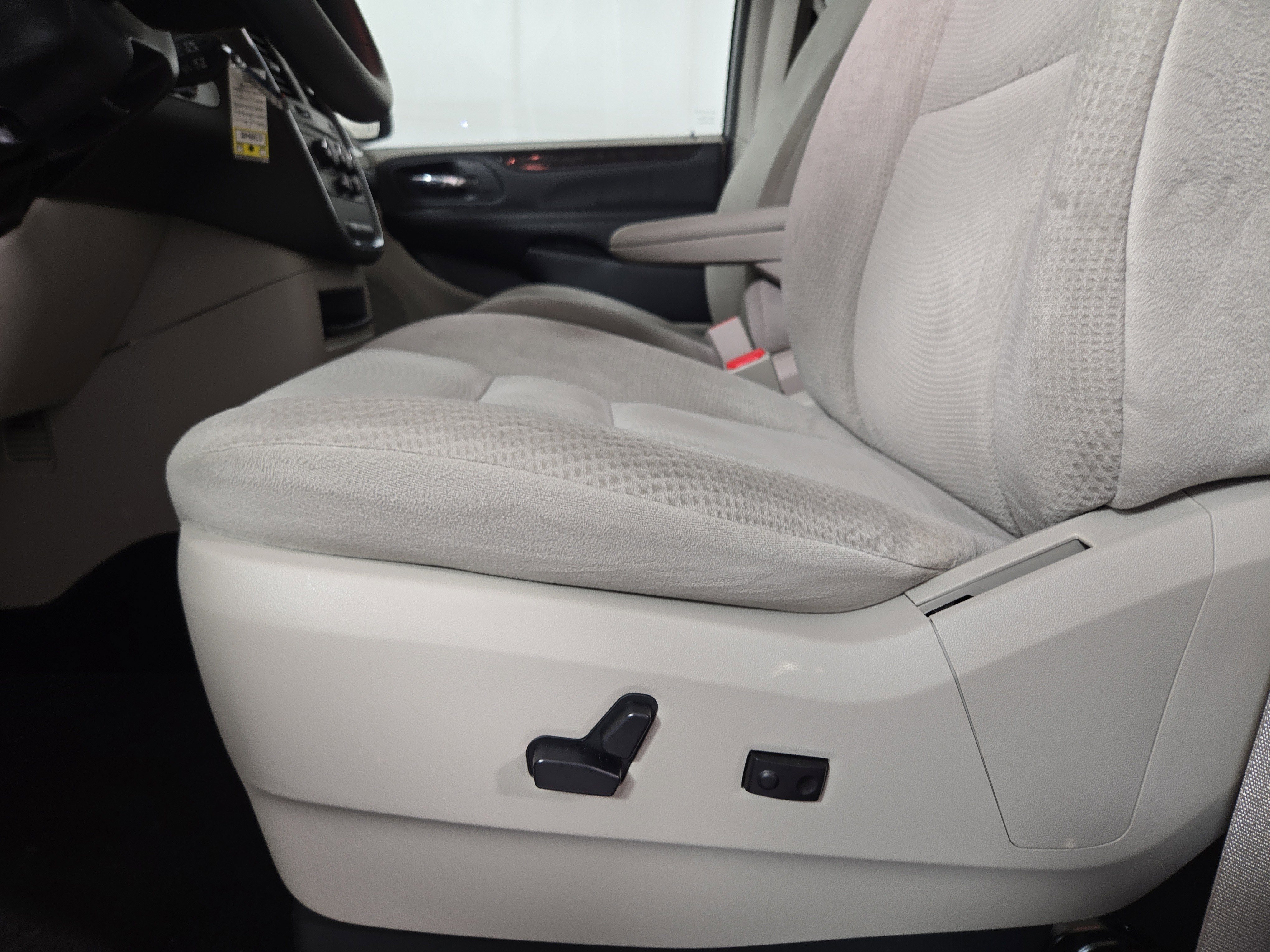 Used 2016 Dodge Grand Caravan SXT w/ UConnect Hands-Free Group image 28