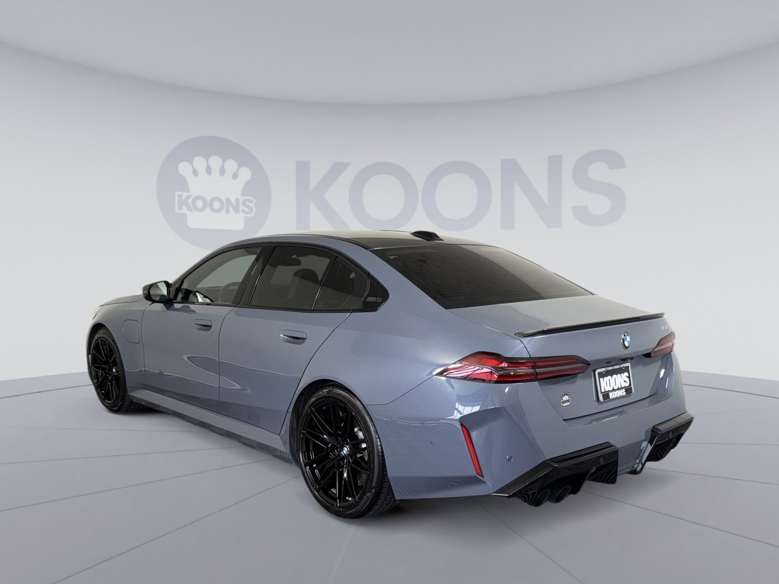 Used 2025 BMW M5 w/ Carbon Package image 4