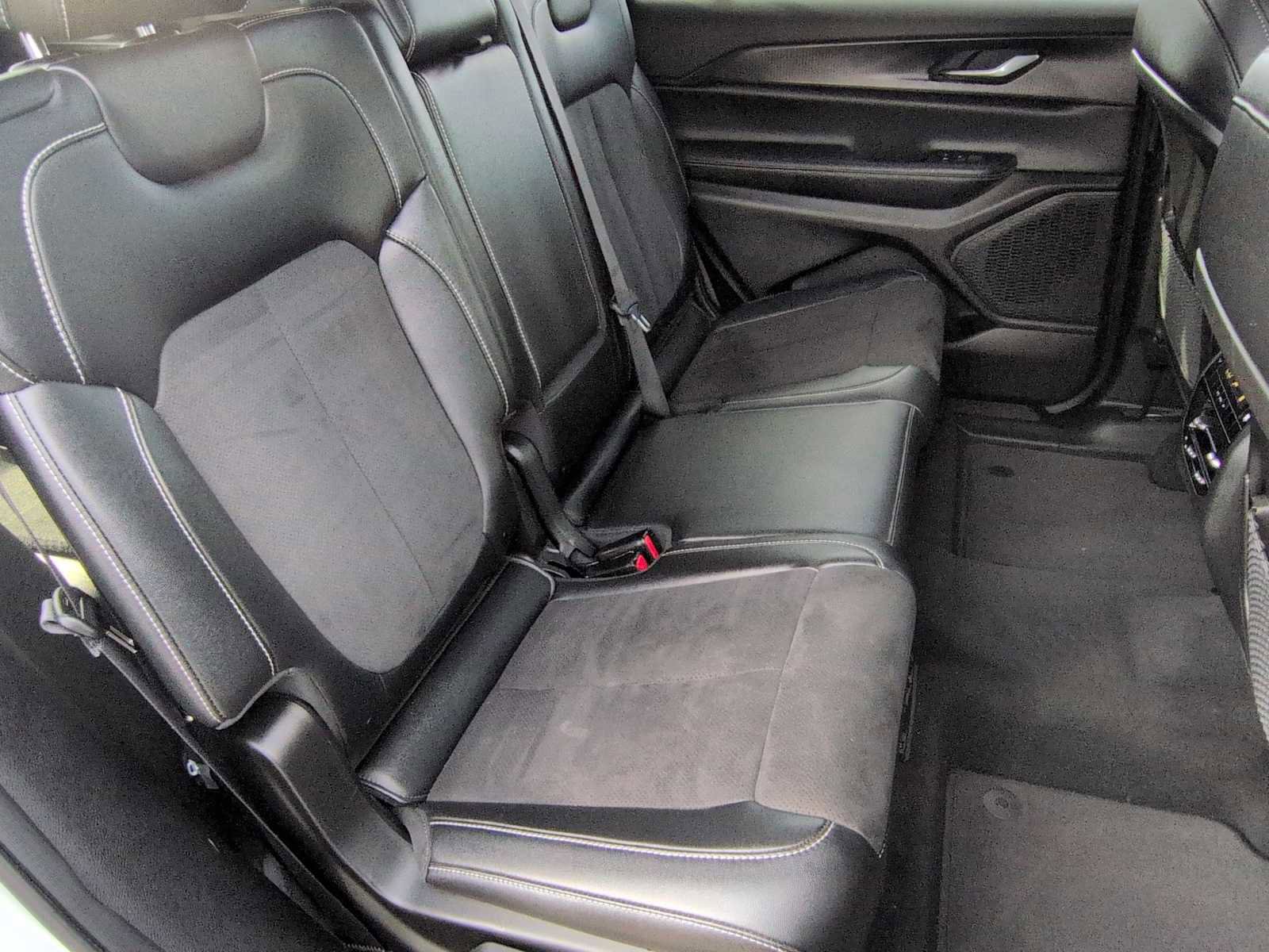 Used 2023 Jeep Grand Cherokee L Laredo image 20