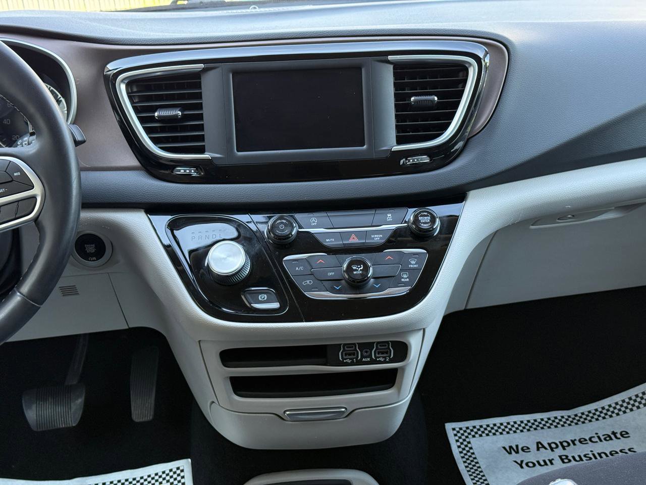 Used 2022 Chrysler Voyager LX FWD image 19