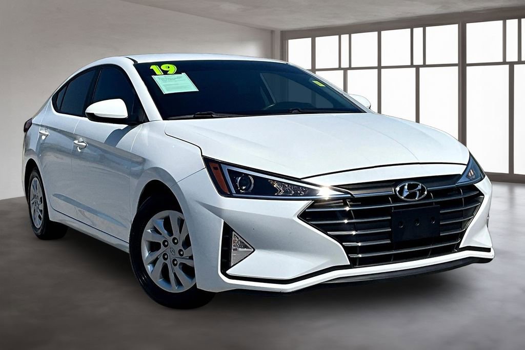 Used 2019 Hyundai Elantra SE w/ Cargo Package FWD image 3