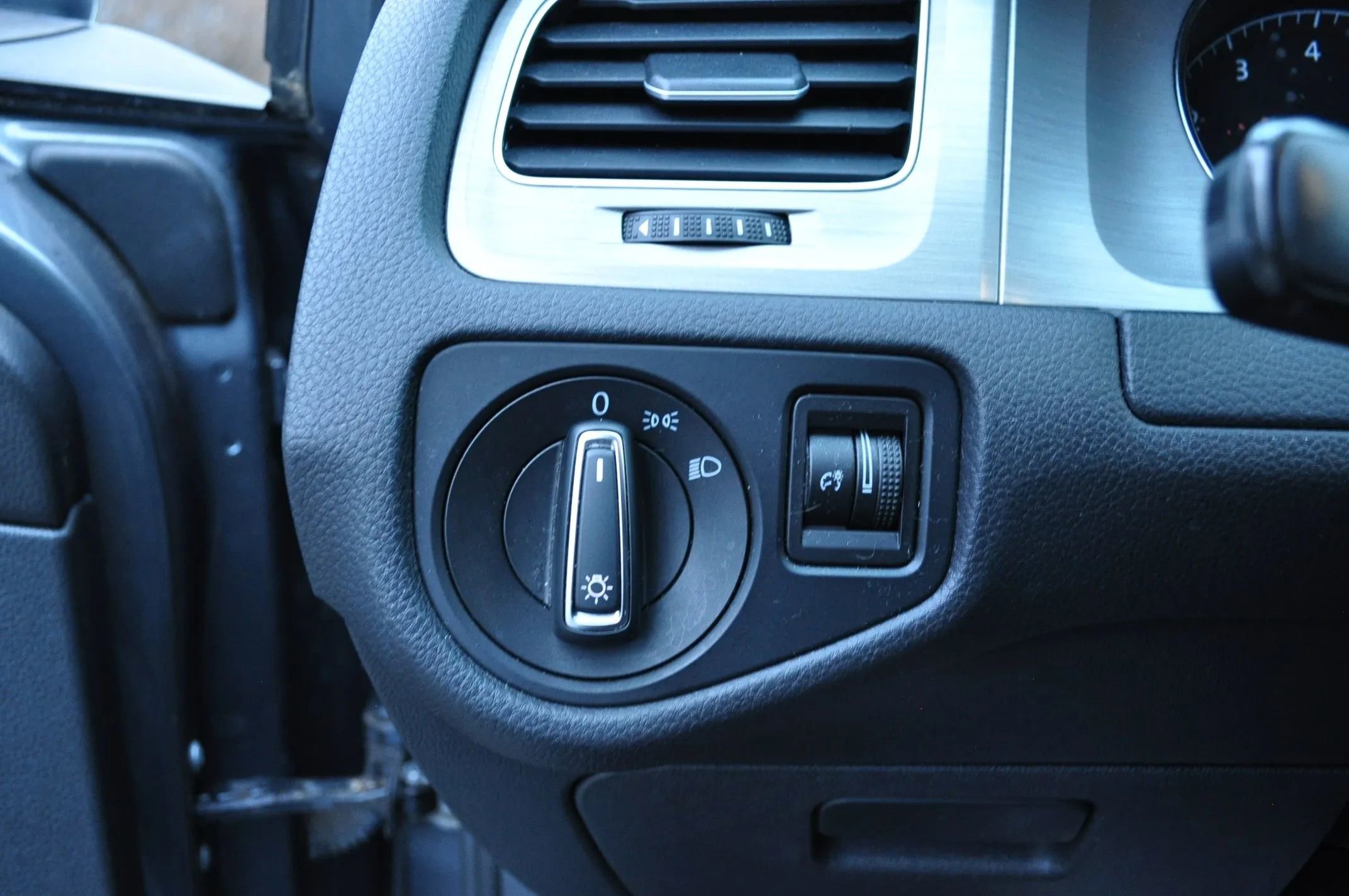 Used 2015 Volkswagen Golf S image 9