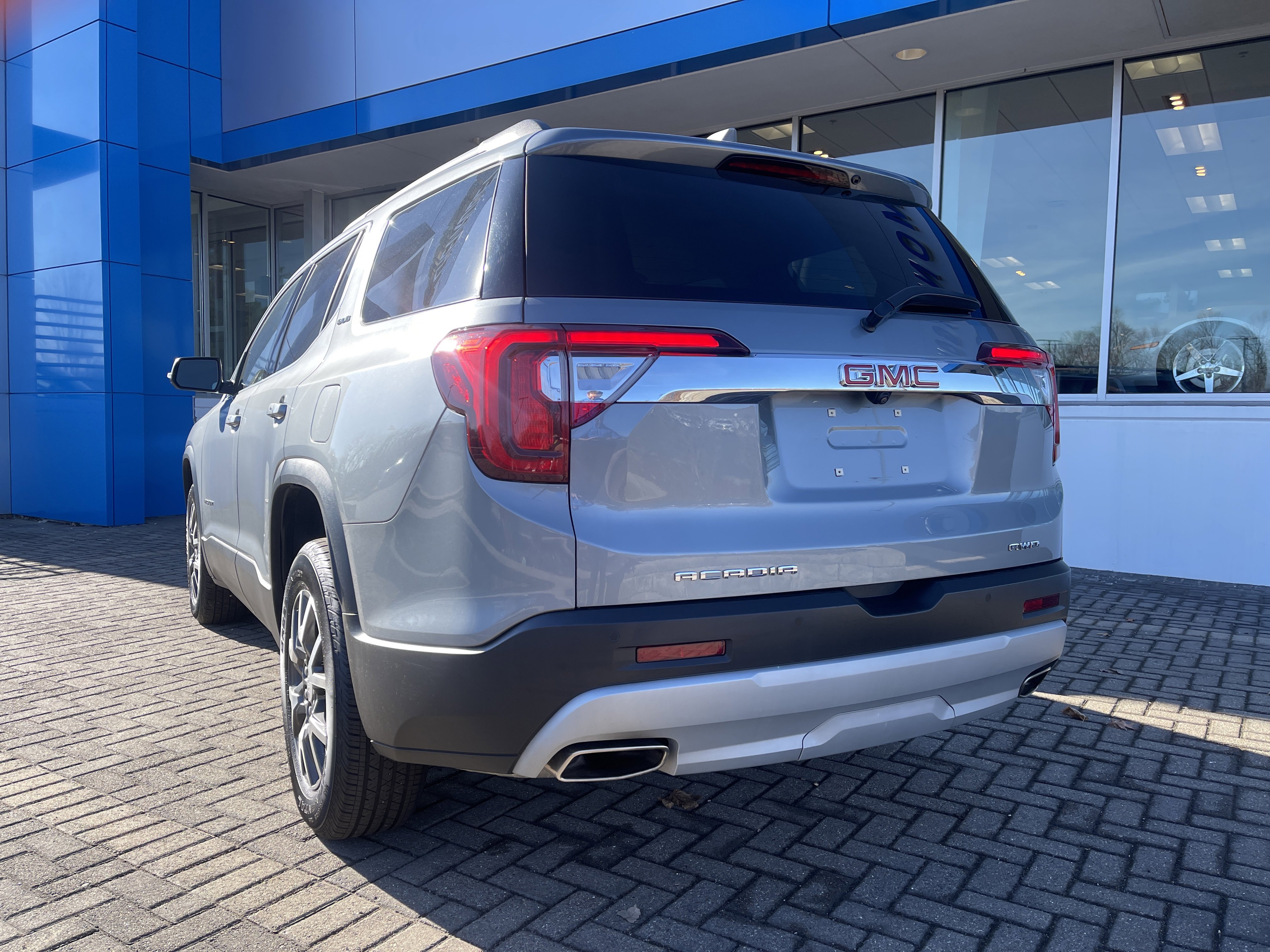 Used 2023 GMC Acadia SLE w/ Driver Convenience Package image 3
