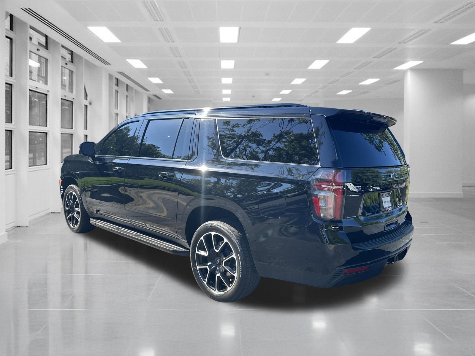 Used 2024 Chevrolet Suburban RST w/ Luxury Package AWD/4WD image 7