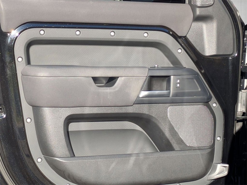 Used 2022 Land Rover Defender 110 image 16