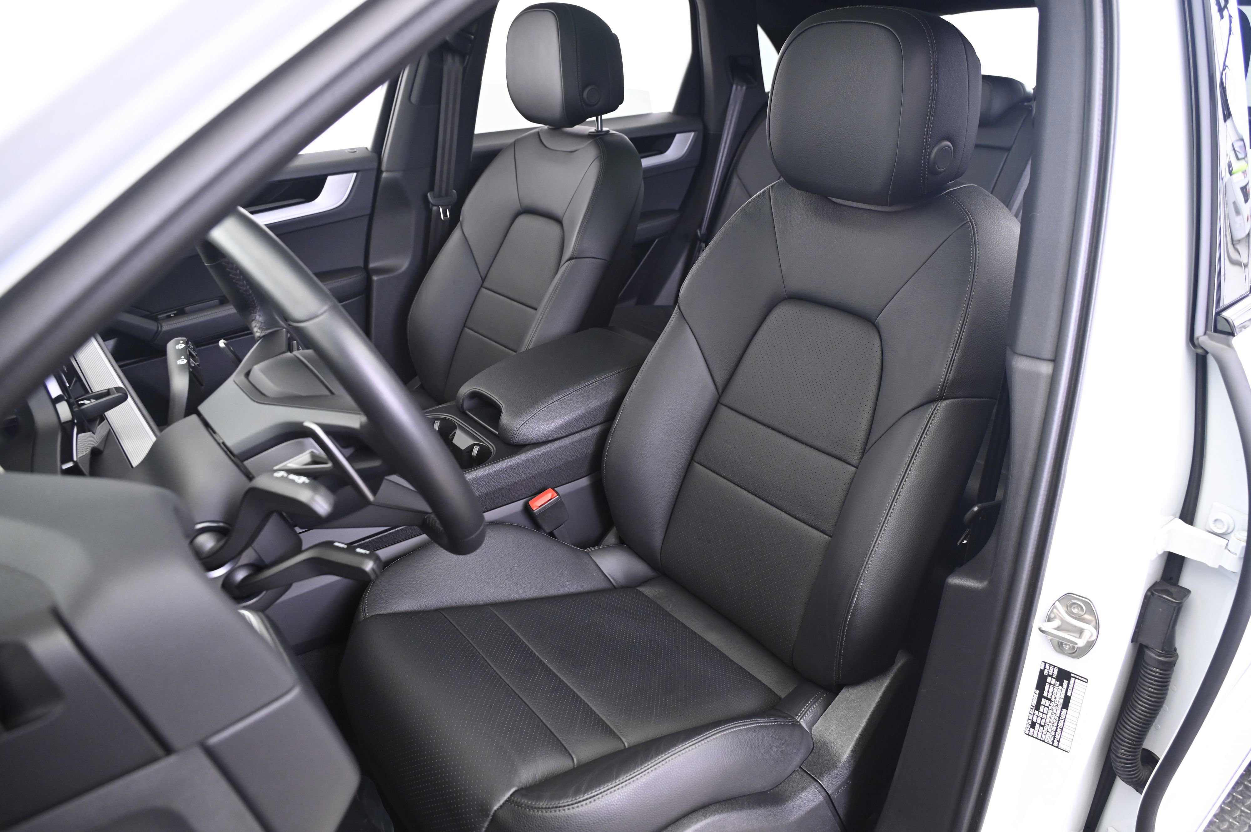 Certified 2025 Porsche Cayenne E-Hybrid image 5