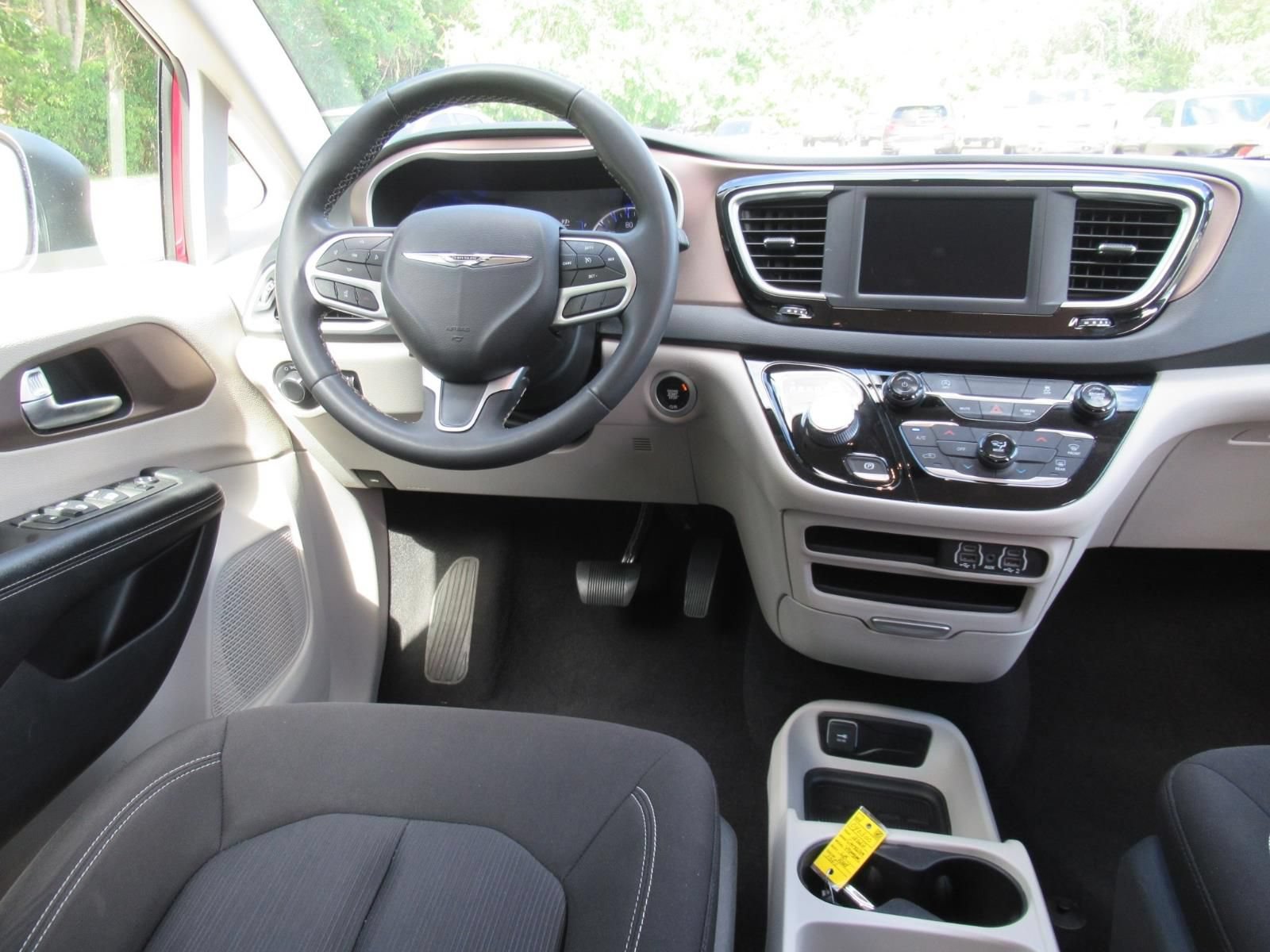 Certified 2022 Chrysler Voyager LX FWD image 13