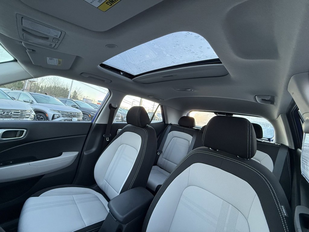 Used 2024 Hyundai Venue SEL image 15