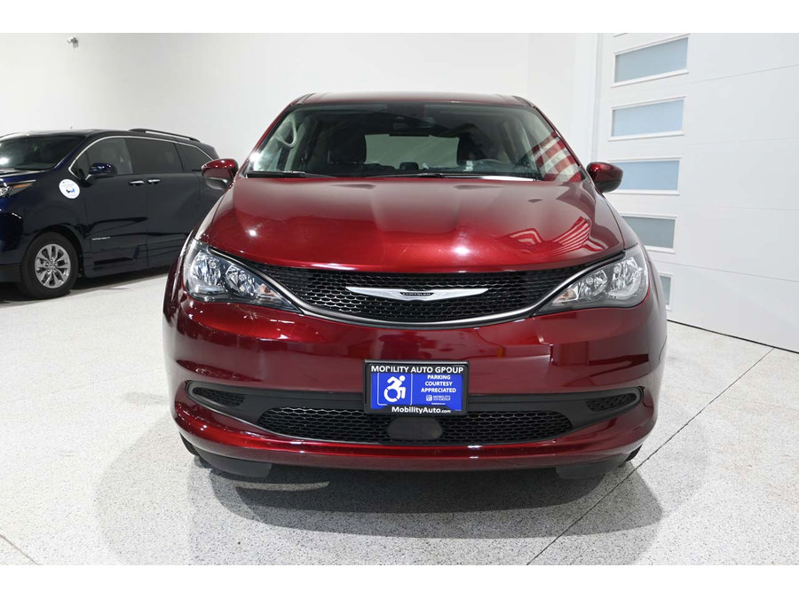 Used 2023 Chrysler Voyager LX FWD image 4