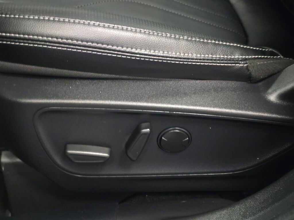 Used 2025 Ford Escape Platinum w/ Premium Technology Package image 33