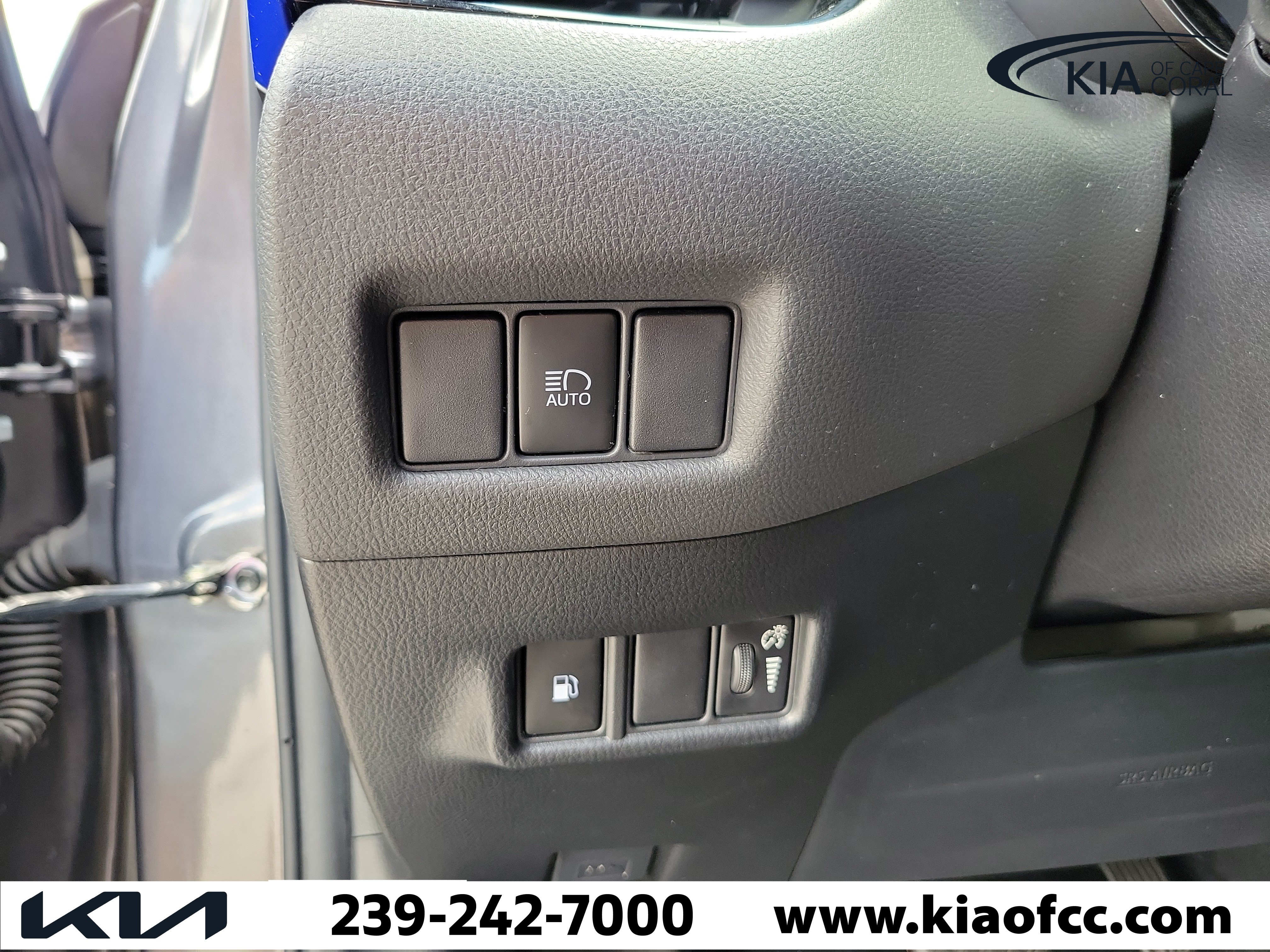 Used 2020 Toyota C-HR XLE FWD image 22
