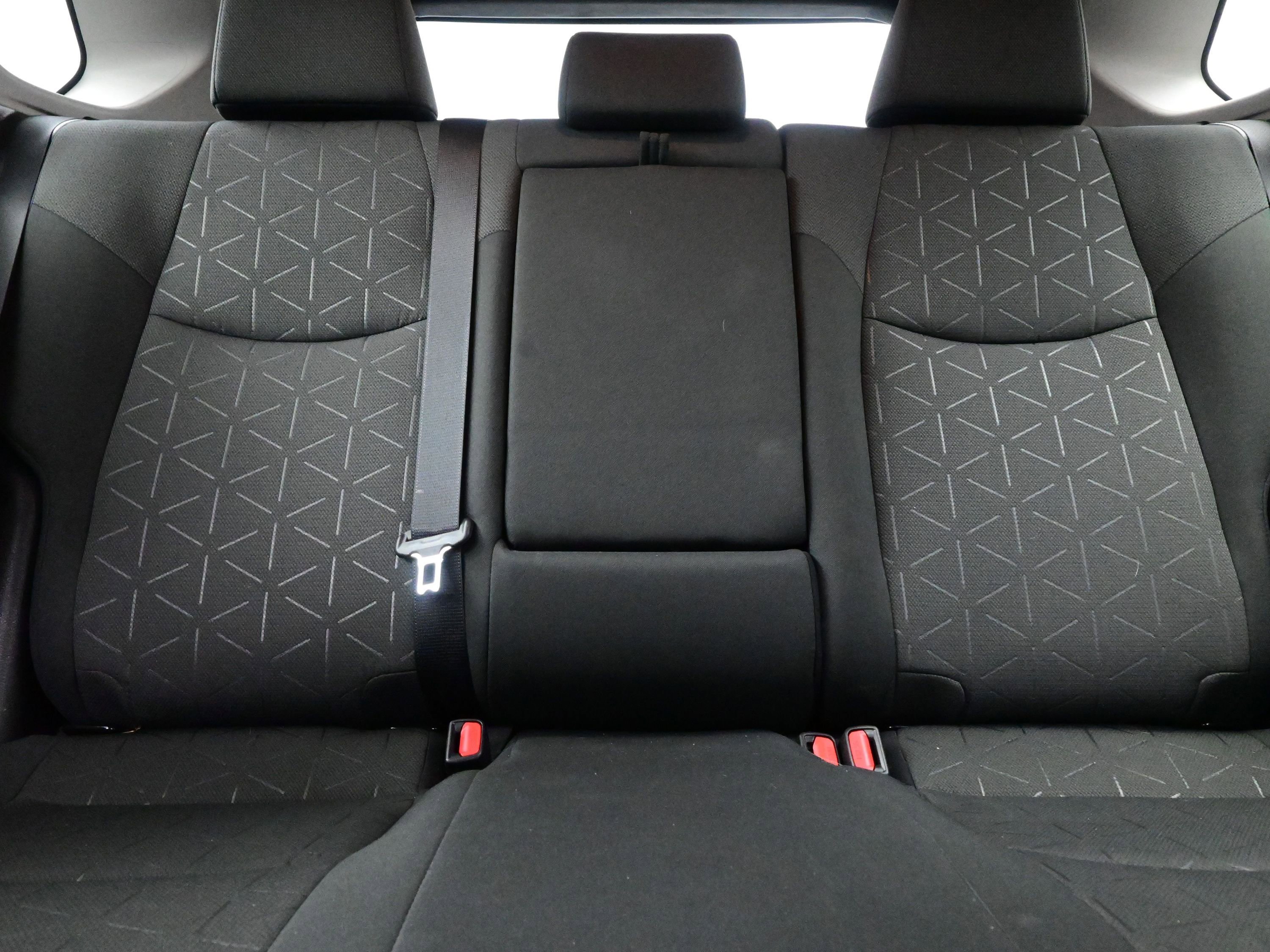 Used 2021 Toyota RAV4 XLE w/ Convenience Package image 16