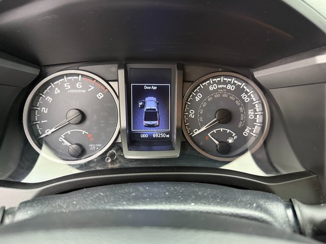 Used 2019 Toyota Tacoma TRD Off-Road image 12