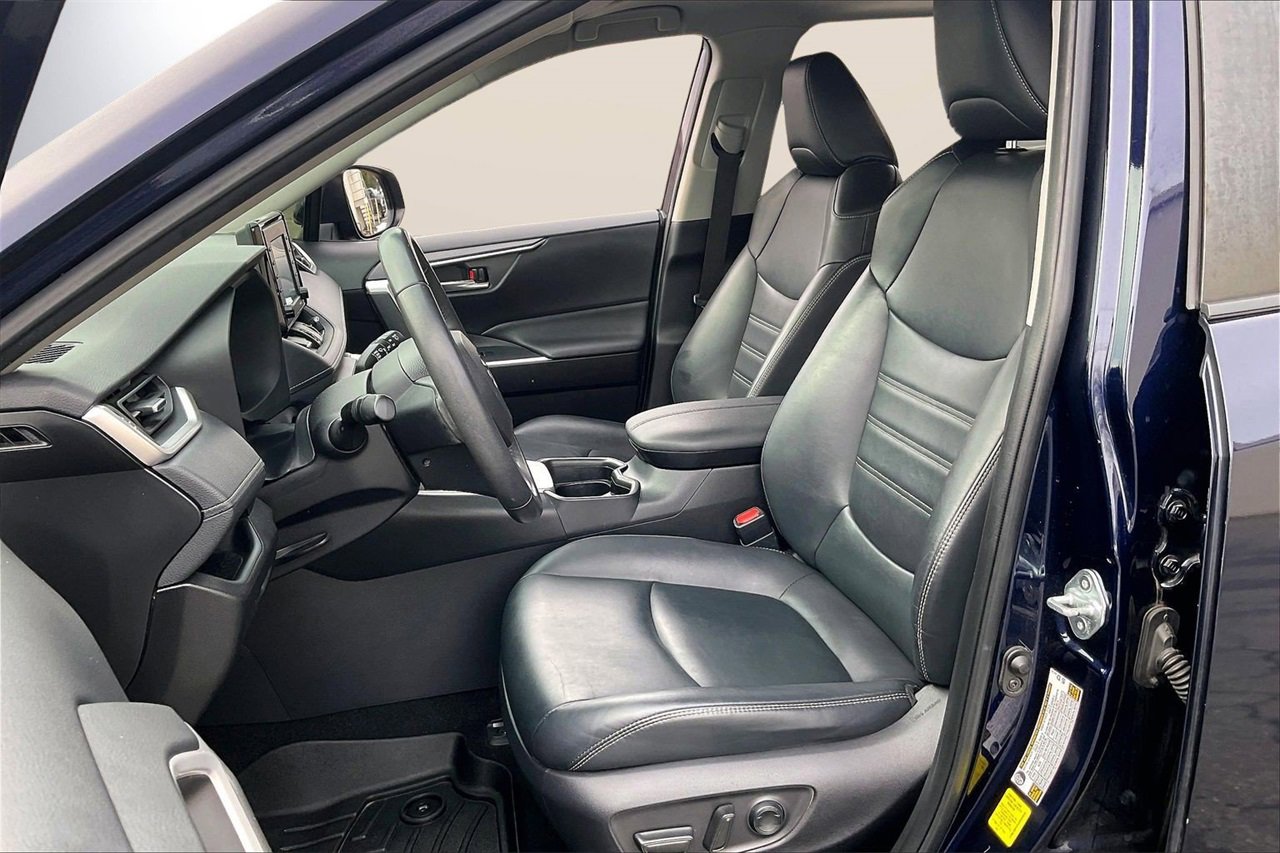 Used 2020 Toyota RAV4 XLE Premium image 22