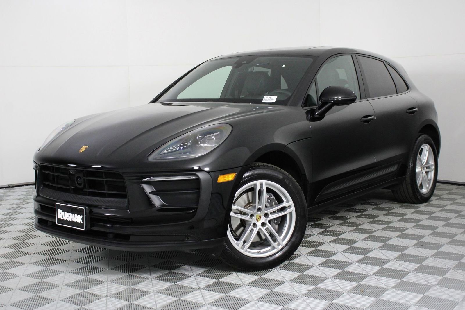 Certified 2025 Porsche Macan image 1