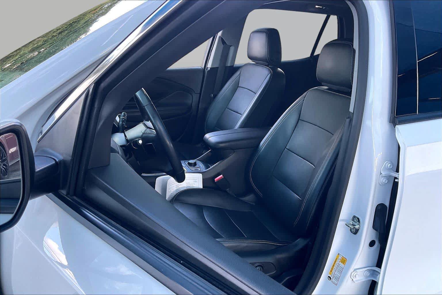 Used 2022 GMC Terrain SLT w/ Tech Package FWD image 9