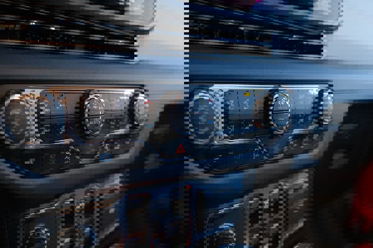 Used 2025 Jeep Wrangler Sahara w/ Safety Group image 19