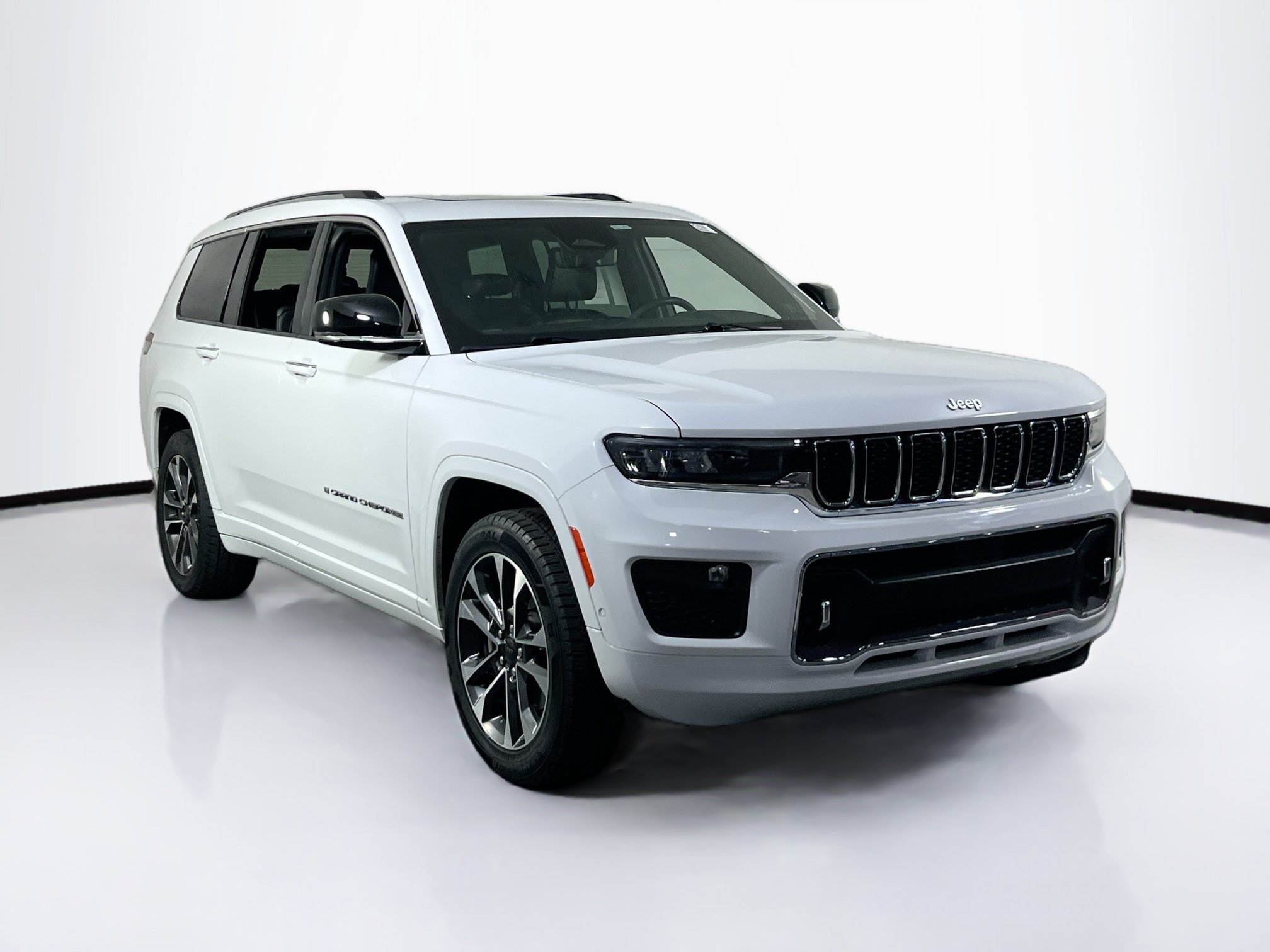 Used 2023 Jeep Grand Cherokee L Overland w/ Luxury Tech Group IV AWD/4WD image 3