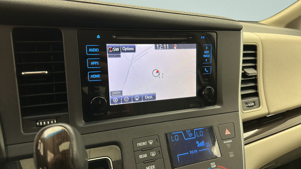 Used 2017 Toyota Sienna XLE w/ XLE Navigation Package AWD/4WD image 21