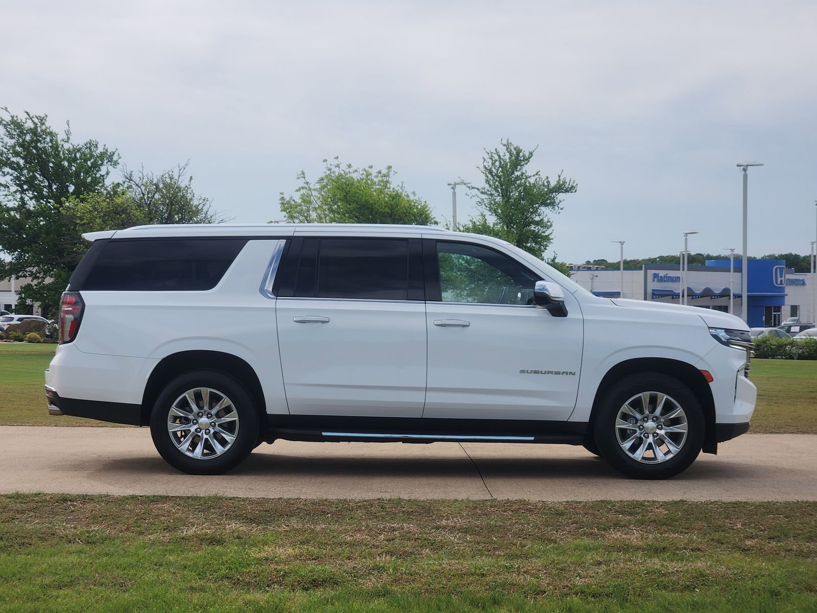 Used 2023 Chevrolet Suburban Premier RWD image 8