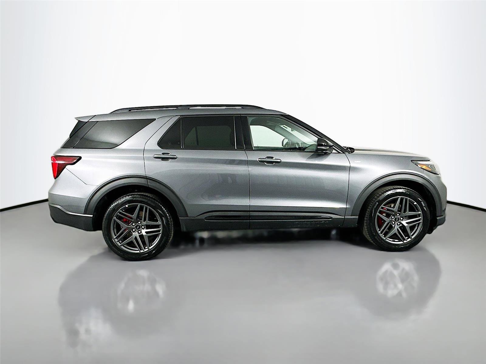 Used 2025 Ford Explorer ST-Line w/ ST-Line Street Pack image 8