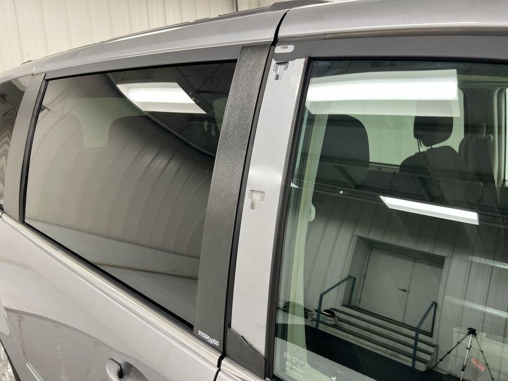 Used 2014 Chrysler Town & Country Touring FWD image 28