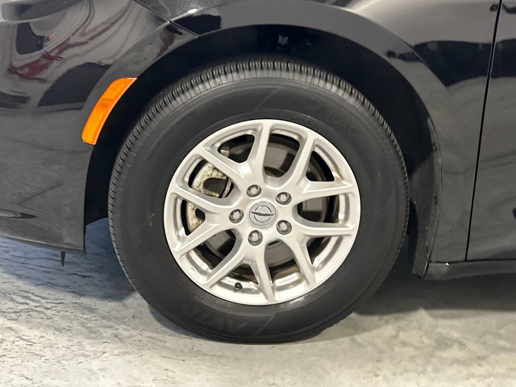 Used 2025 Chrysler Pacifica Select FWD image 11