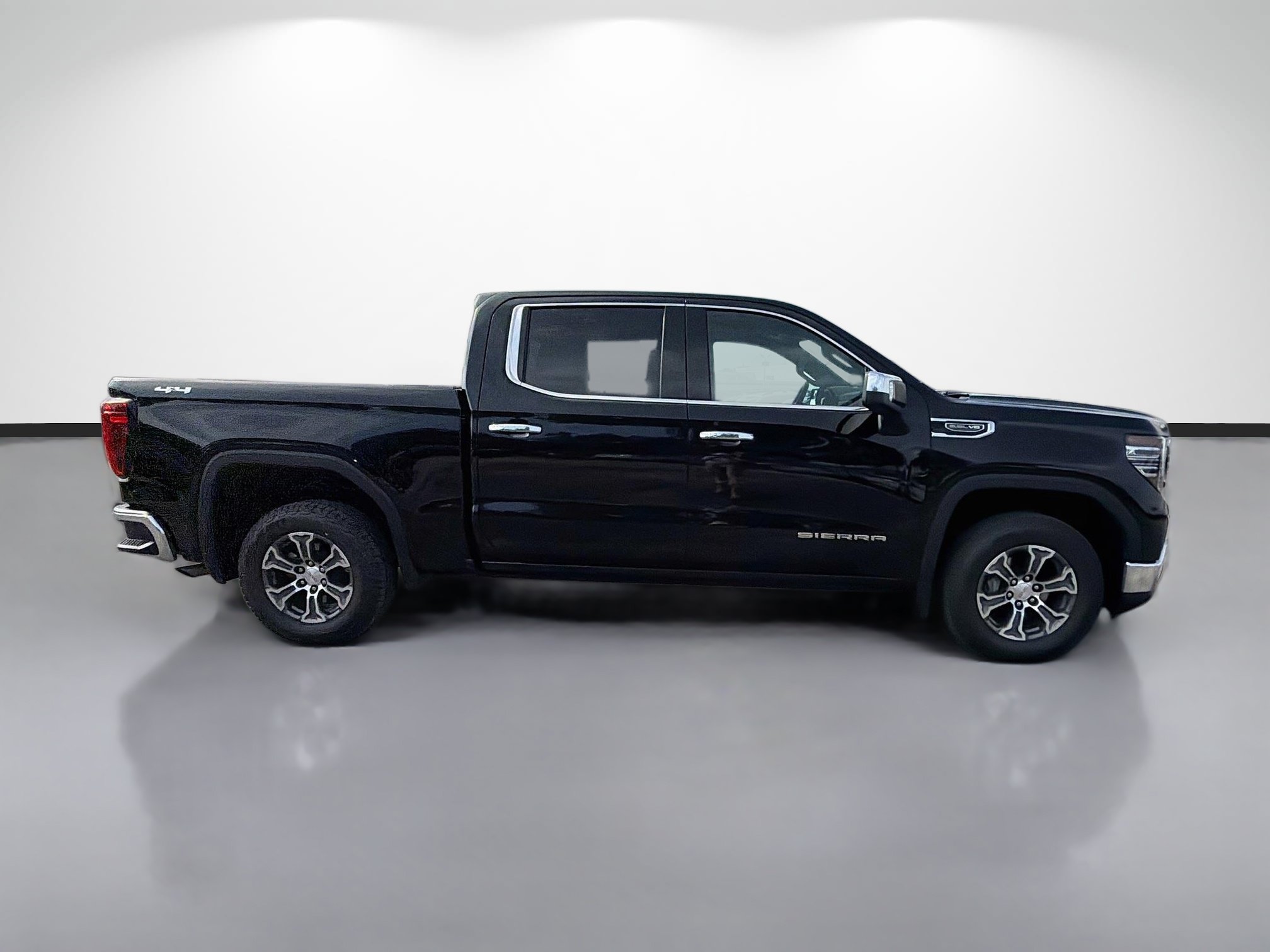Used 2025 GMC Sierra 1500 SLT AWD/4WD image 2