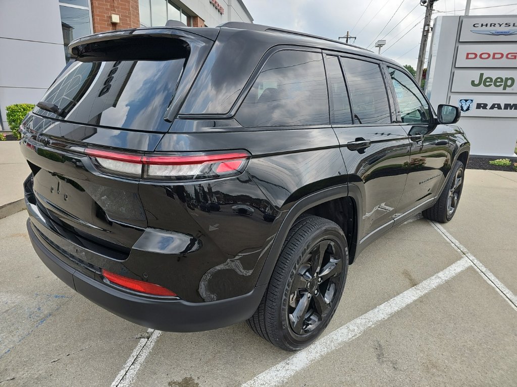 Certified 2025 Jeep Grand Cherokee Altitude AWD/4WD image 15