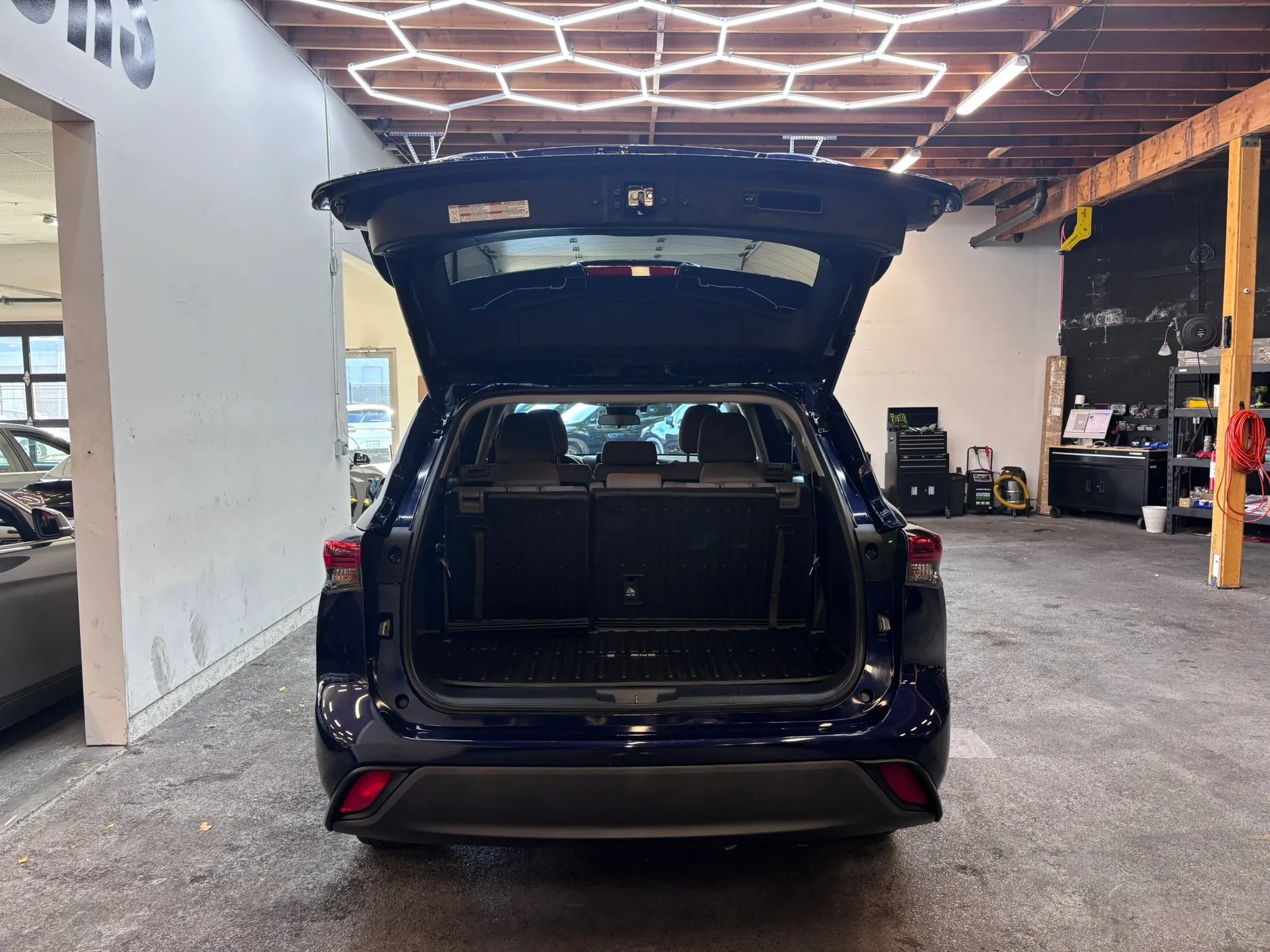 Used 2020 Toyota Highlander LE AWD/4WD image 23