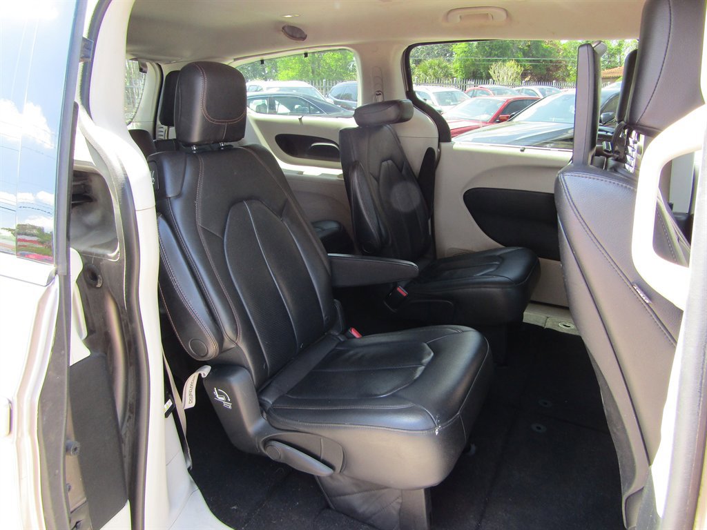Used 2017 Chrysler Pacifica Touring-L Plus w/ Advanced Safetytec Group FWD image 6