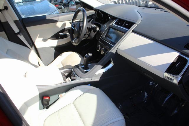 Used 2020 Jaguar E-PACE SE image 33