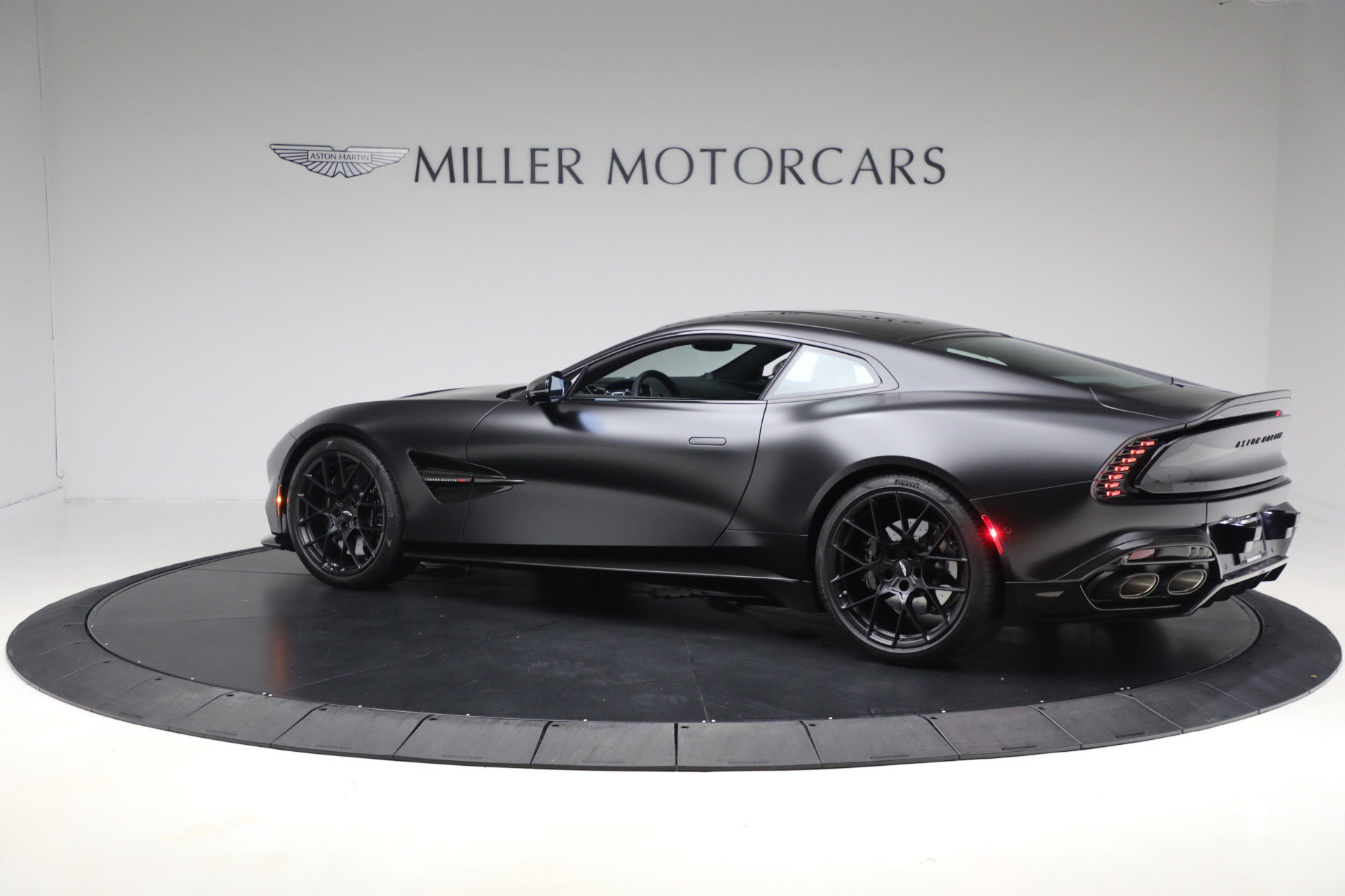 Used 2025 Aston Martin Vanquish image 4
