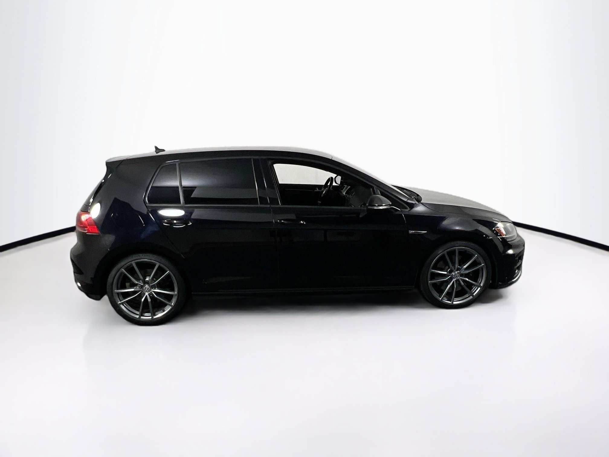 Used 2017 Volkswagen Golf R 4-Door AWD/4WD image 4
