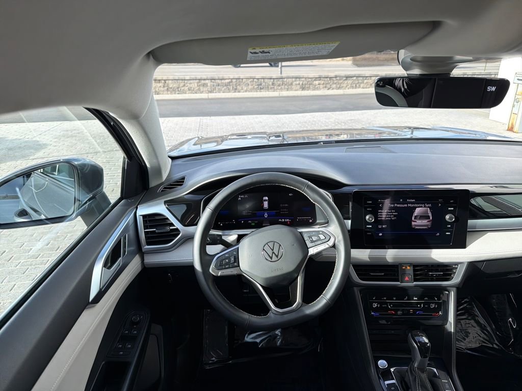 Certified 2025 Volkswagen Taos SE image 16