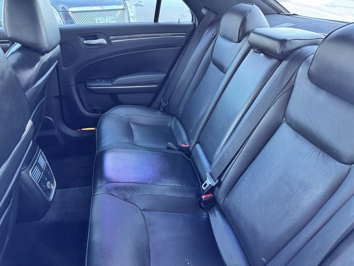 Used 2011 Chrysler 300 C RWD image 28