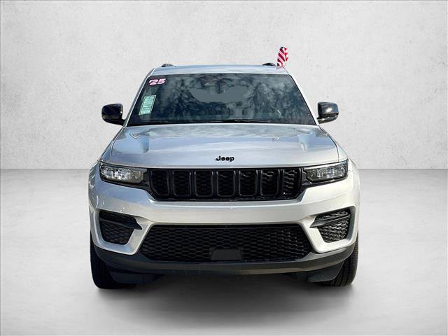 Used 2025 Jeep Grand Cherokee Altitude RWD image 15