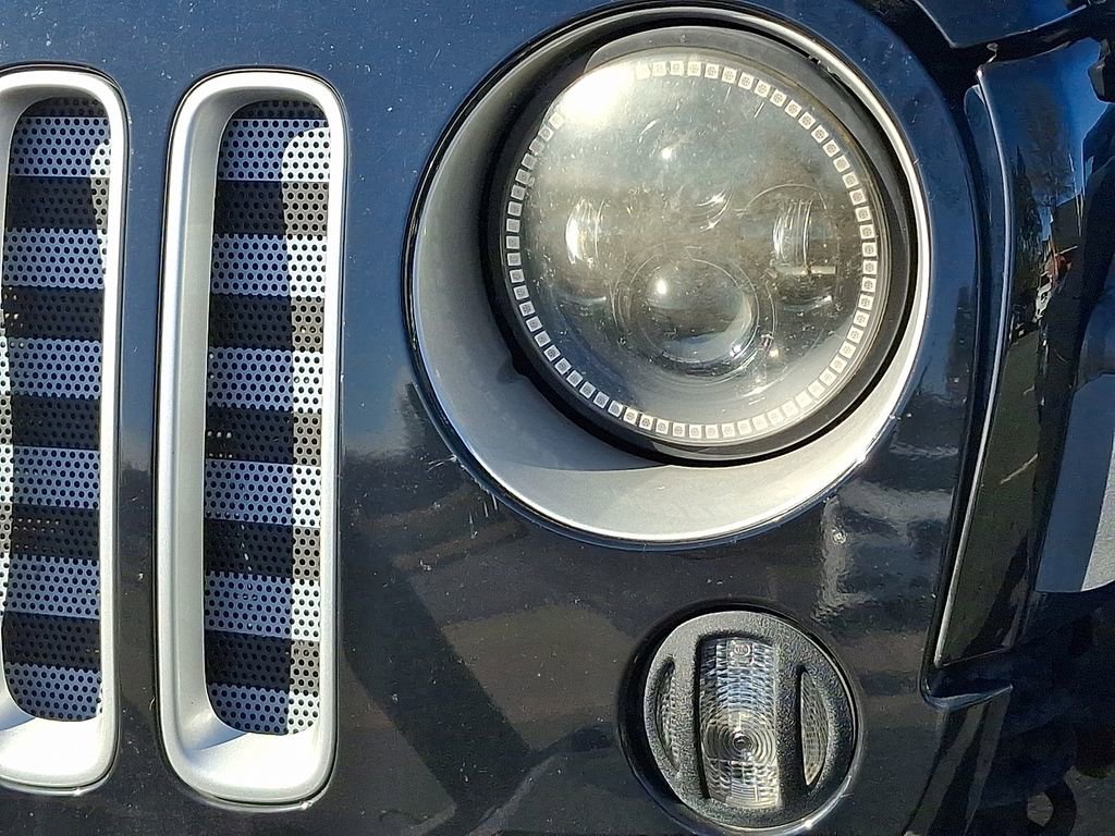 Used 2017 Jeep Wrangler Unlimited Rubicon image 3