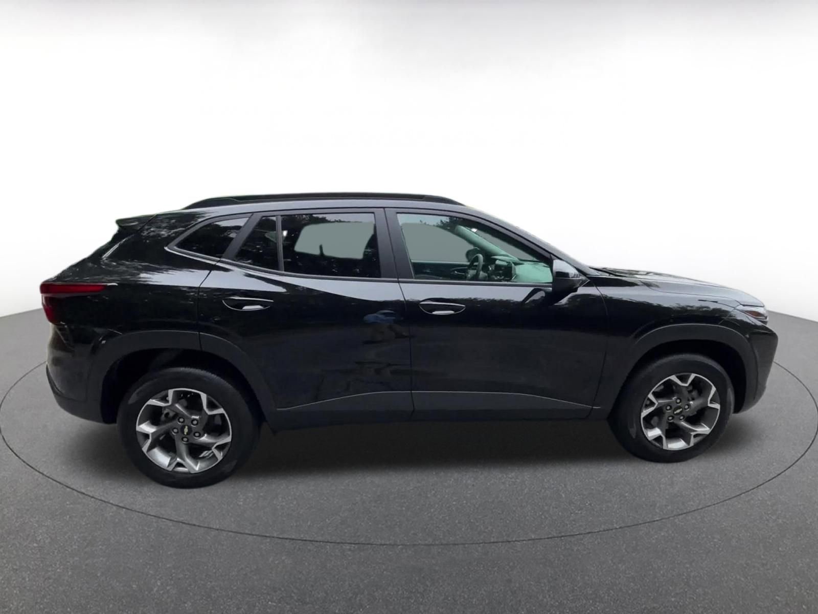 Used 2025 Chevrolet Trax LT FWD image 16