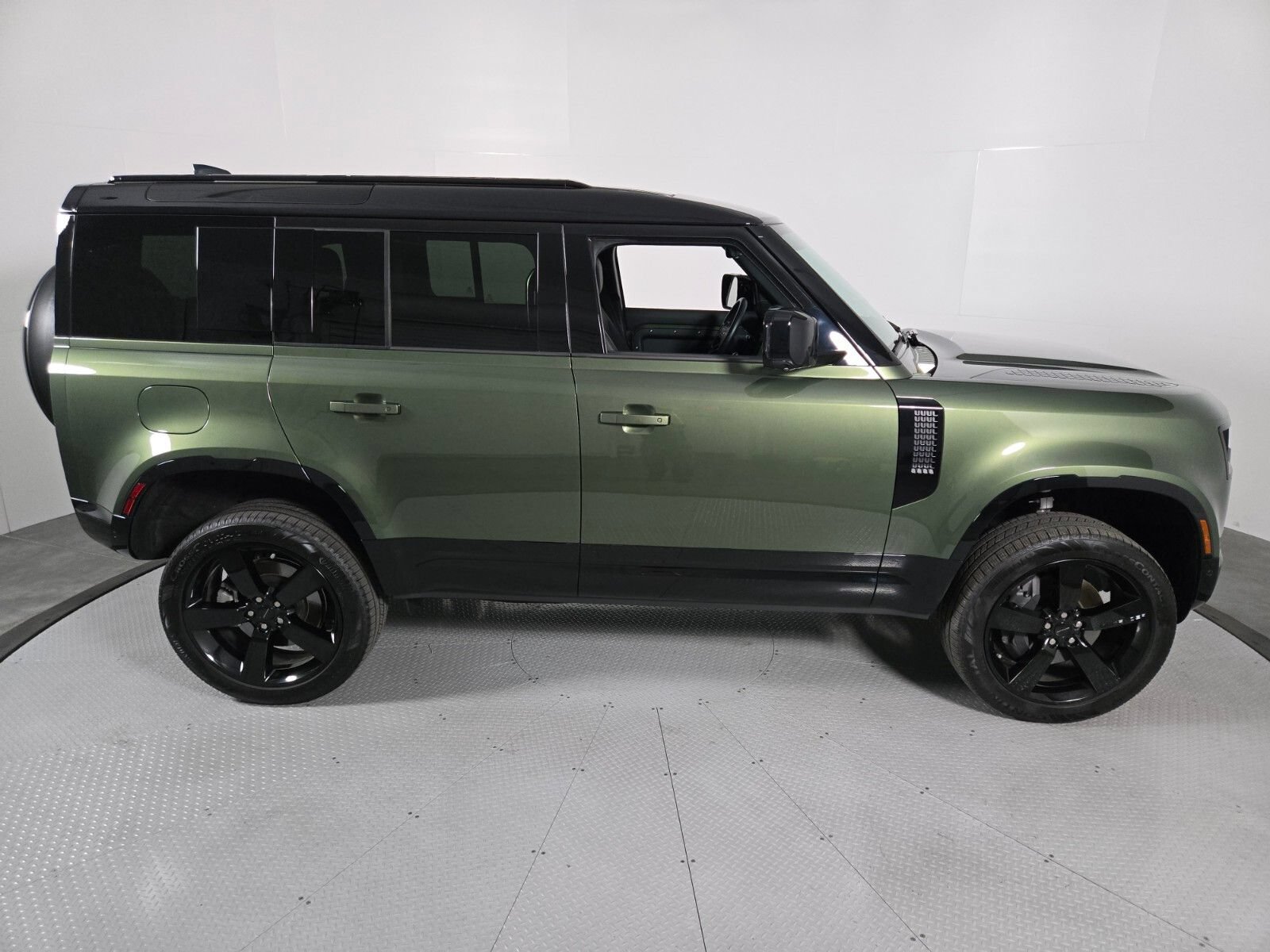 Used 2026 Land Rover Defender 110 X-Dynamic SE AWD/4WD image 4