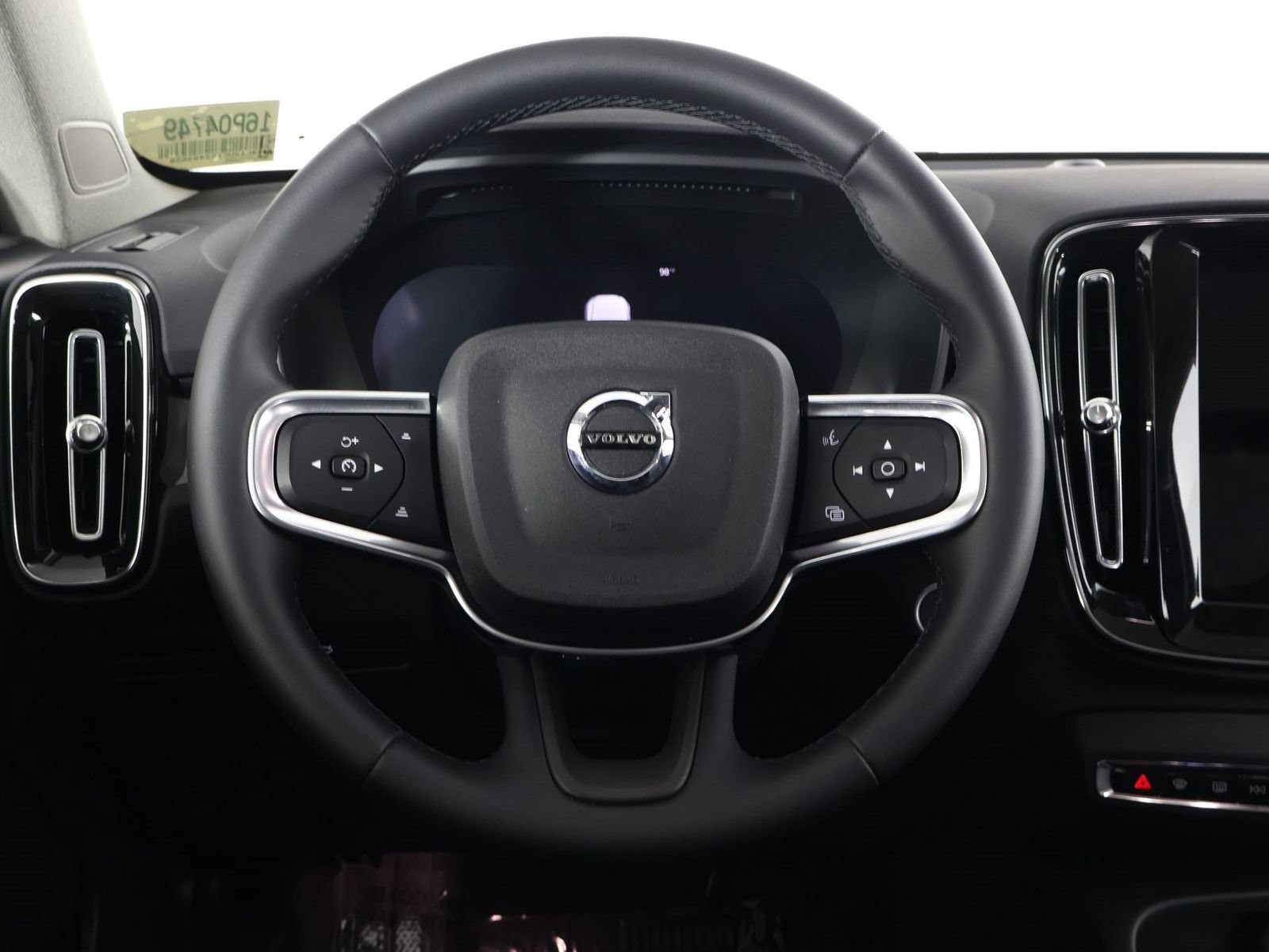 Certified 2025 Volvo XC40 B5 Plus AWD/4WD image 8